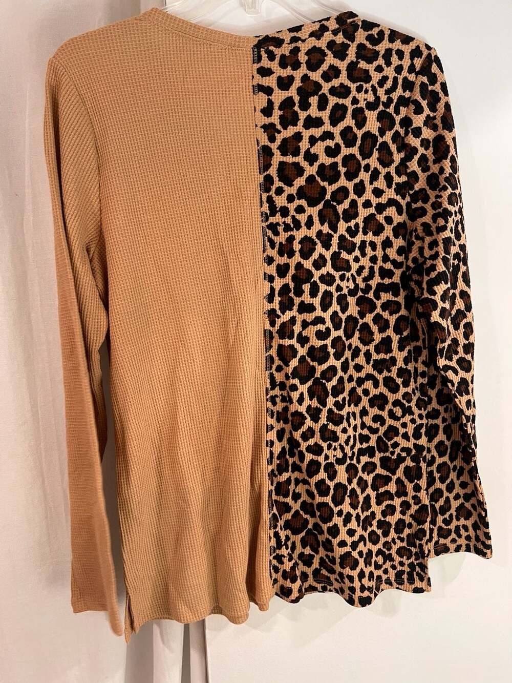 Belle by Kim Gravel Baby Waffle Split Print V-Neck Top Camel Leopard Size M - Picture 4 of 4